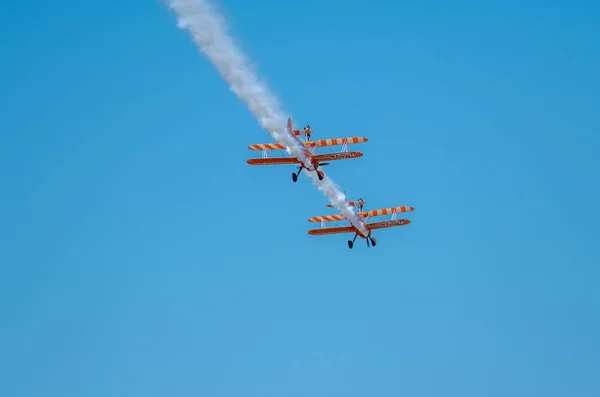 サウスポート 2018 つ世界の有名な Aerosuperbatics 翼は飛行サーカスから歩行者スリル毎年恒例の航空ショーのサウスポート ビーチ上空の群衆 — ストック写真