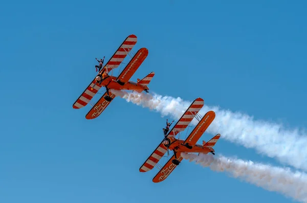 2018年7月8日 两个世界著名的 Aerosuperbatics 翼步行者从飞行马戏团刺激的人群在天空南港海滩上的年度空中表演 — 图库照片