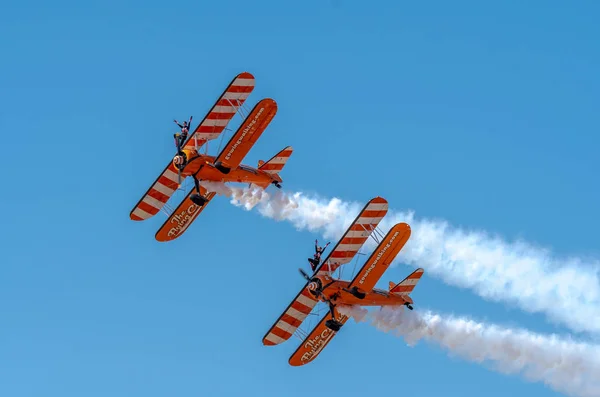 サウスポート 2018 つ世界の有名な Aerosuperbatics 翼は飛行サーカスから歩行者スリル毎年恒例の航空ショーのサウスポート ビーチ上空の群衆 — ストック写真