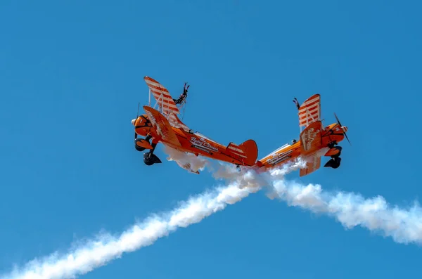 サウスポート 2018 つ世界の有名な Aerosuperbatics 翼は飛行サーカスから歩行者スリル毎年恒例の航空ショーのサウスポート ビーチ上空の群衆 — ストック写真