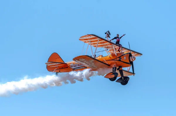 サウスポート 2018 つ世界の有名な Aerosuperbatics 翼は飛行サーカスから歩行者スリル毎年恒例の航空ショーのサウスポート ビーチ上空の群衆 — ストック写真