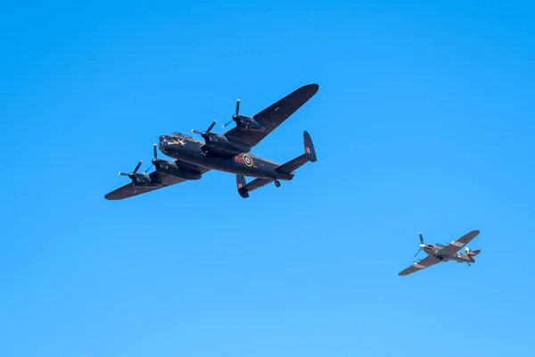 サウスポート 2018 アブロ ランカスターと年間のサウスポート航空ショーで実行するブリテン メモリアル フライトの戦いからホーカー ハリケーンを記録する写真 — ストック写真