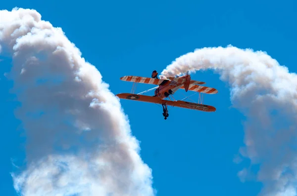 サウスポート 2018 つ世界の有名な Aerosuperbatics 翼は飛行サーカスから歩行者スリル毎年恒例の航空ショーのサウスポート ビーチ上空の群衆 — ストック写真