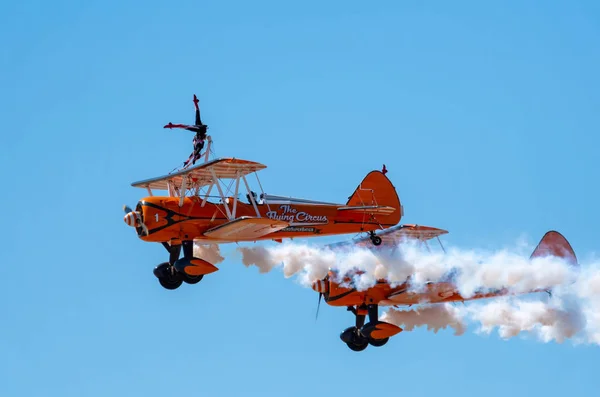 サウスポート 2018 つ世界の有名な Aerosuperbatics 翼は飛行サーカスから歩行者スリル毎年恒例の航空ショーのサウスポート ビーチ上空の群衆 — ストック写真