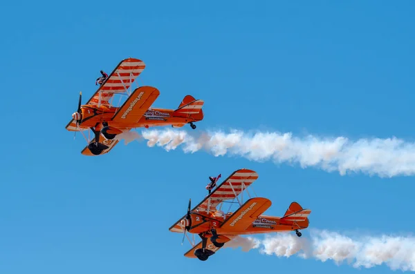 サウスポート 2018 つ世界の有名な Aerosuperbatics 翼は飛行サーカスから歩行者スリル毎年恒例の航空ショーのサウスポート ビーチ上空の群衆 — ストック写真