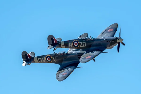 Southport Ιουλίου 2018 Δύο Ραφ Spitfires Εκτελέσει Μια Επίδειξη Δύο — Φωτογραφία Αρχείου