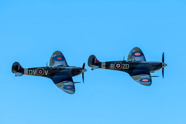 Southport, Uk 8 Ιουλίου 2018: Δύο ραφ Spitfires εκτελέσει μια επίδειξη δύο πλοίων με τον καθαρό ουρανό πάνω από την παραλία Southport για ετήσια airshow — Φωτογραφία Αρχείου