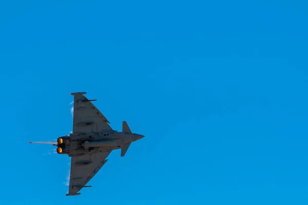 Southport, Uk 8 Ιουλίου 2018: An Eu2000 Eurofighter Typhoon εκτελεί μια πτήση εμφανίσετε σε σαφή μπλε ουρανό — Φωτογραφία Αρχείου