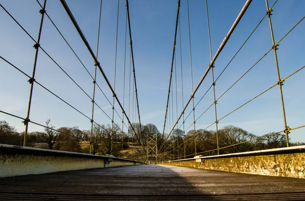 Utsikt över Dinckley hängbro vandringsleden över Riv — Stockfoto