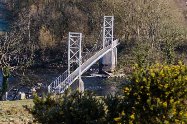 Une vue sur le pont suspendu de Dinckley, qui porte un sentier une — Photo