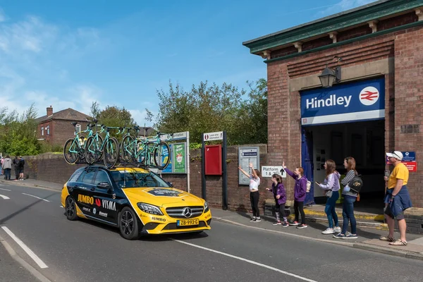WIGAN, ROYAUME-UNI 14 SEPTEMBRE 2019 : Une photographie documentant les coureurs du Tour de Grande-Bretagne en passant par Hindley, dans le Grand Manchester . — Photo