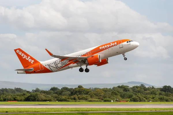 マンチェスター イギリス 2020年8月20日 Easyjet航空会社エアバスA320 251N便U21973便からパフォス国際空港キプロスへ 滑走路23Rから離陸する文書化されています — ストック写真