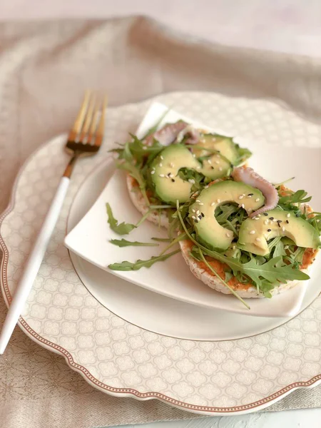 Beyaz plaka üzerinde sağlıklı avokado tost