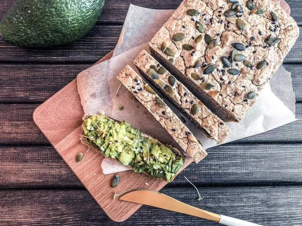 Yeşil buğday ekmek avokado tost