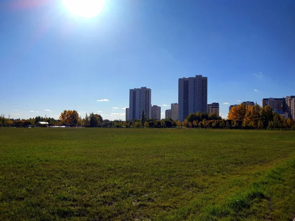 Sonbaharda Moskova Park, Güney Butovo'ya gölet