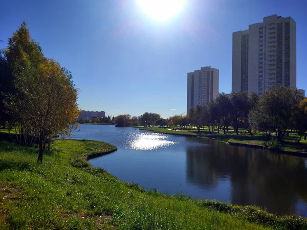 Sonbaharda Moskova Park, Güney Butovo'ya gölet