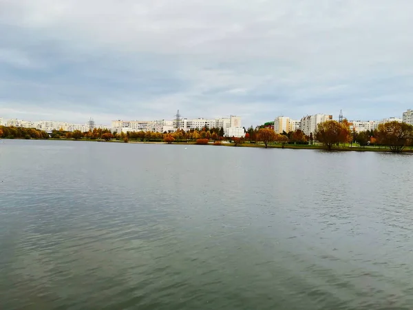 Sonbaharda Moskova Park, Güney Butovo'ya gölet