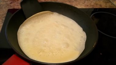 Kavurma tavada, kırmızı, cızırtılı, gevrek krep krep