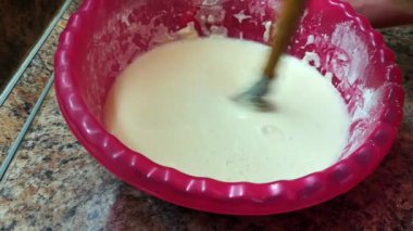 Krep için hamur yoğurma 