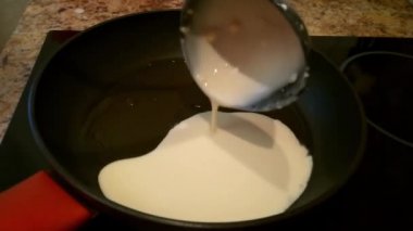Pan, önceden ısıtılmış bir tavada kızartma gözleme hamur yayılır