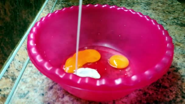 Adicionando Leite Aos Ovos Crus Galinha Cozinhando Massa Para Panquecas — Vídeo de Stock