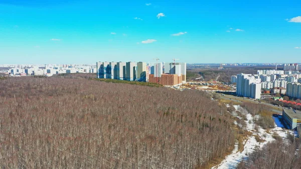 Moskova üzerinde uçuş, hava ile çekim, drone görünümü, Moskova 'nın Güney Bölgesi 