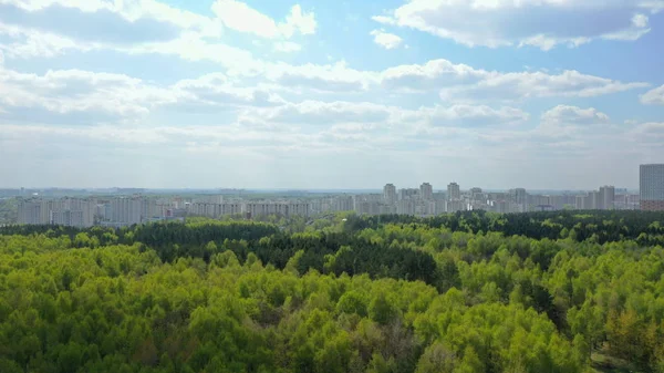 Moskova parkı üzerinde uçuş, hava ile çekim, drone görünümü, Moskova'nın güney ve kuzey Butovo ilçe 