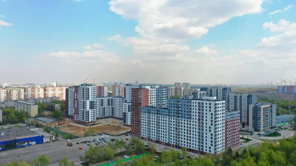 Moskova parkı üzerinde uçuş, hava ile çekim, drone görünümü, Moskova'nın güney ve kuzey Butovo ilçe 