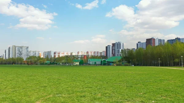 Moskova parkı üzerinde uçuş, hava ile çekim, drone görünümü, Moskova'nın güney ve kuzey Butovo ilçe 