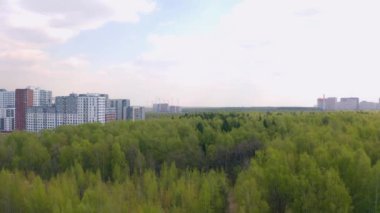  Moskova parkı üzerinde uçuş, hava ile çekim, drone görünümü, Moskova'nın güney ve kuzey Butovo ilçe