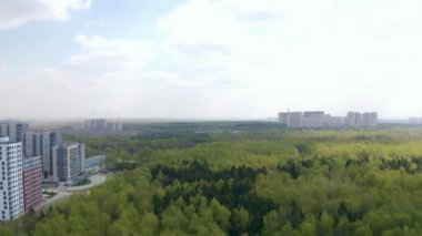  Moskova parkı üzerinde uçuş, hava ile çekim, drone görünümü, Moskova'nın güney ve kuzey Butovo ilçe