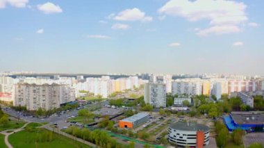  Moskova parkı üzerinde uçuş, hava ile çekim, drone görünümü, Moskova'nın güney ve kuzey Butovo ilçe