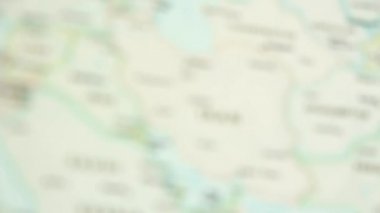 Iran dünya siyasi haritası üzerinde. Video gösterme ve gizleme harita defocuses.