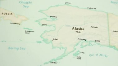 Alaska dünya siyasi haritası üzerinde. Video gösterme ve gizleme harita defocuses.