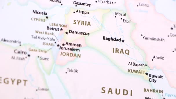 伊拉克在一张世界政治地图上 Defocuses 显示和隐藏地图 — 图库视频影像
