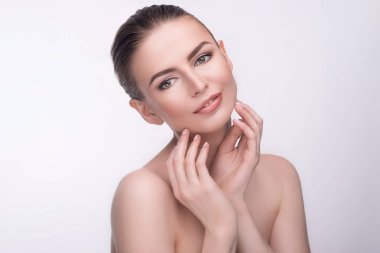 temiz cilt boynunu elleri ile dokunarak ile güzel genç kadın güzellik portresi