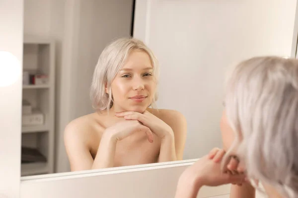 Jovem Menina Loira Com Pele Fresca Limpa Olhando Espelho Sentado — Fotografia de Stock