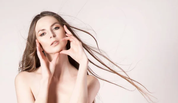 Portret Van Mooie Vrouw Met Schone Huid Lange Blonde Haren — Stockfoto