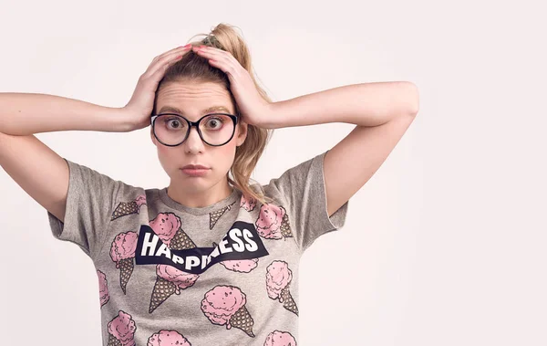 Retrato Chica Joven Estrés Con Gafas Hipster Divertida Camiseta Sosteniendo — Foto de Stock