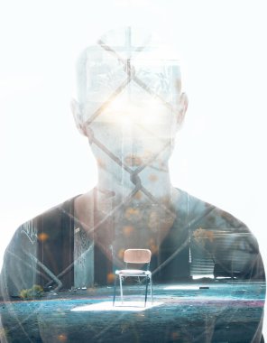 Çift Pozlama siluet portre sandalye ile adam ve fabrika odası. Zincirleme mahkum kavramı