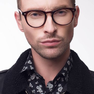 Siyah ceket, desen gömlek ve beyaz izole Gözlük Genç sakallı adam portresi kapatın