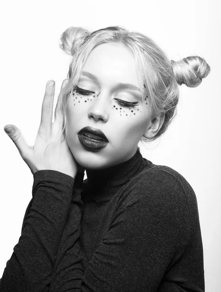 Creatieve Mooie Blonde Vrouw Versierd Met Parels Sparkles Zwarte Lippenstift — Stockfoto