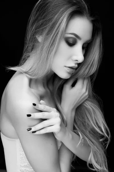 Retrato Monocromático Mulher Sensual Com Elegante Maquiagem Fundo Preto — Fotografia de Stock