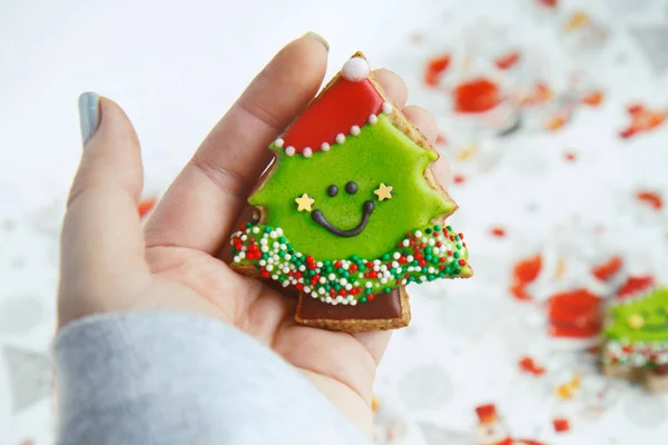 Imagen Cercana Una Mujer Sosteniendo Una Galleta Navidad Decorada Forma —  Fotos de Stock