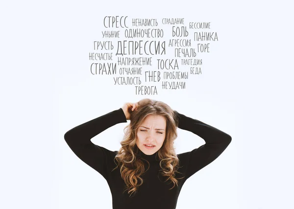 Muotokuva Nuoresta Stressaantuneesta Naisesta Vetämässä Hiuksiaan Negatiivisilla Ajatuksilla Venäjäksi Päänsä — kuvapankkivalokuva