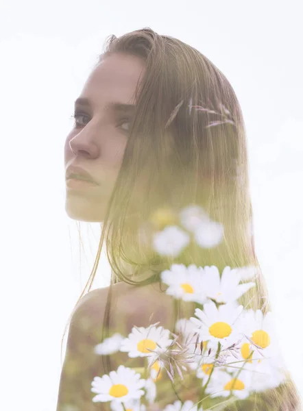 Dubbel Exponerings Huvud Porträtt Ung Kvinna Kombinerat Med Fotografi Kamomillblommor — Stockfoto