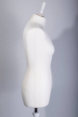 Gri bir arka plan üzerinde terziler manken