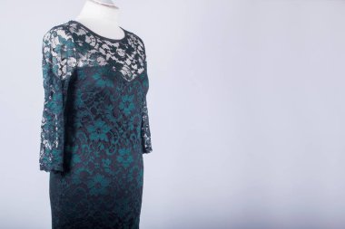 Terziler manken yeşil dantel elbise giymiş