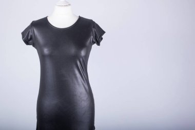 Terziler manken siyah Pvc elbise giymiş