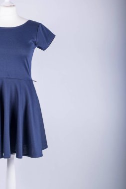 Terziler manken mavi bir elbise giymiş